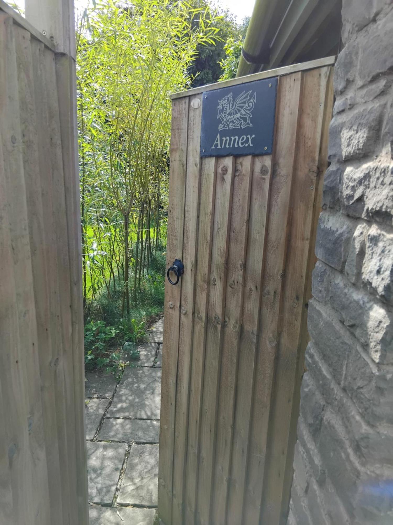 Post Office Row Apartment And Garden Crickhowell Eksteriør bilde